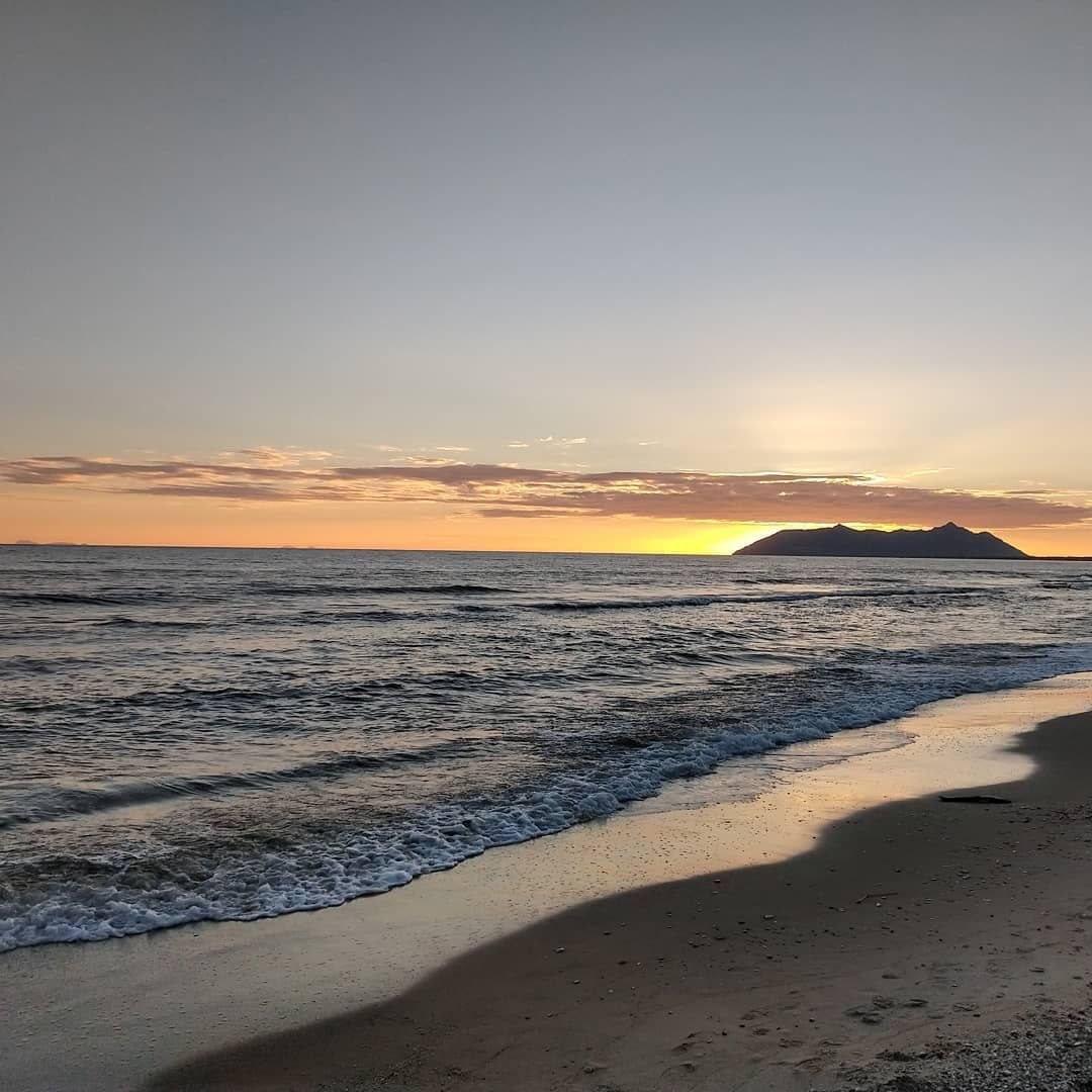 Tramonto sulla spiaggia di Terracina con il Circeo